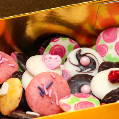 Mustriga šokolaadikommide valmistamine 12 osalejaga