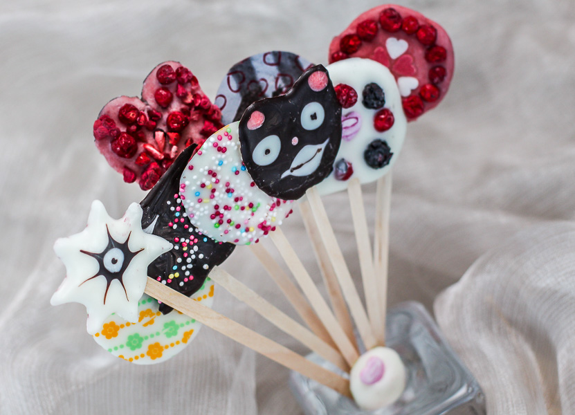 Making patterned chocolate chips with 12 participants - Image 2