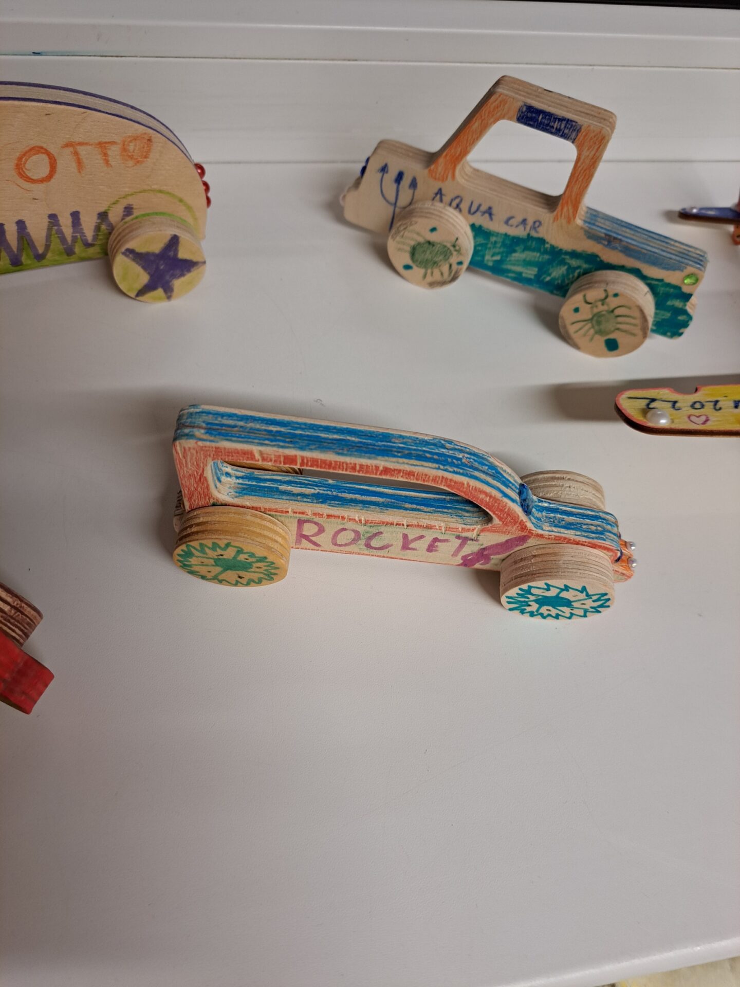 Wooden car building kit for three cars - Image 2